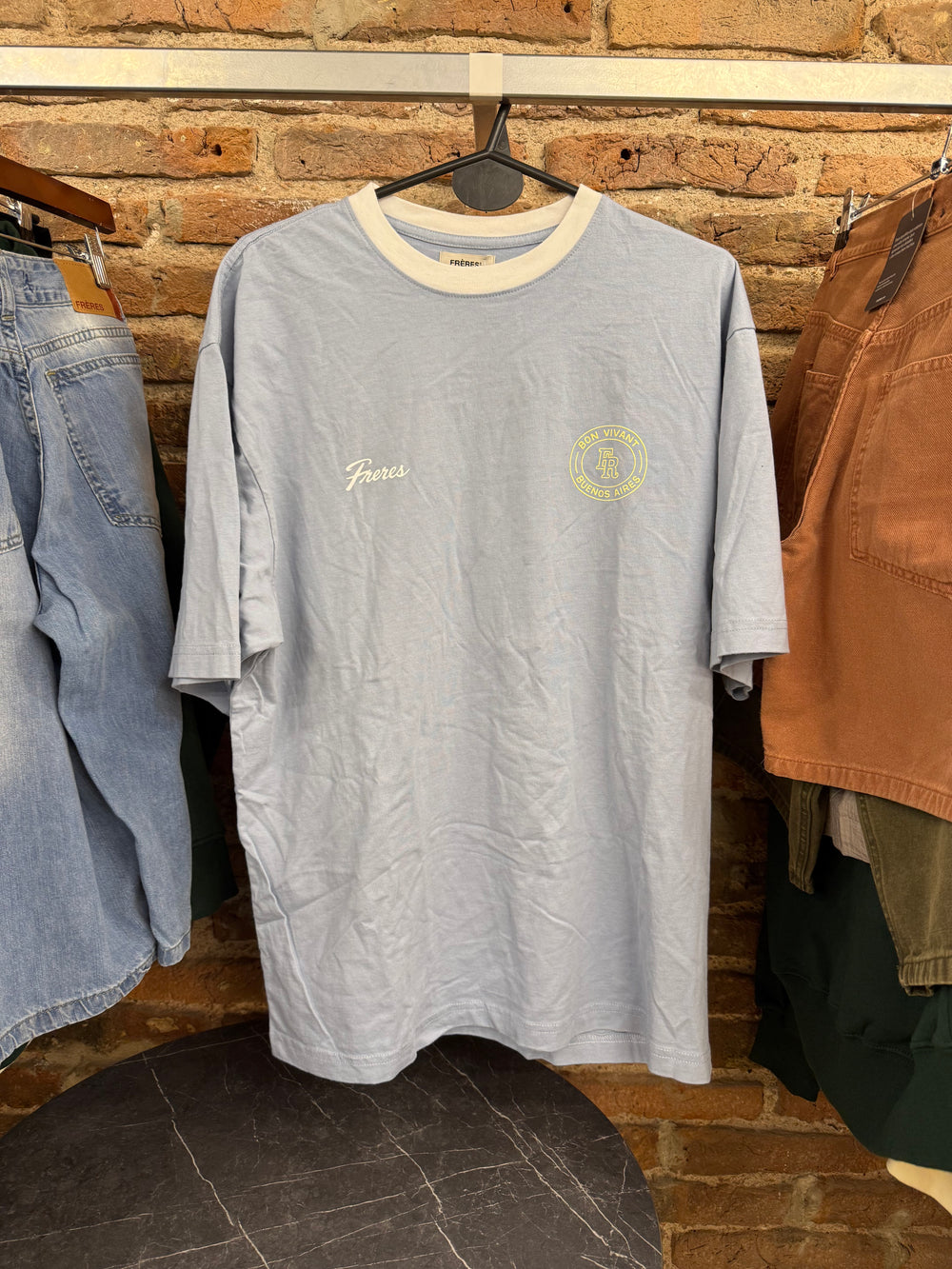 Feria · Remera over sello celeste