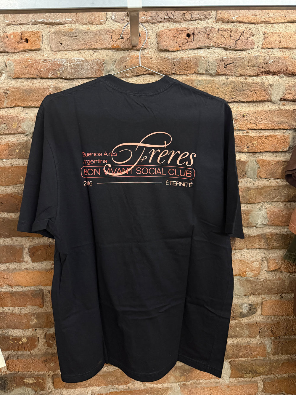 Feria · Remera over Social Club negra
