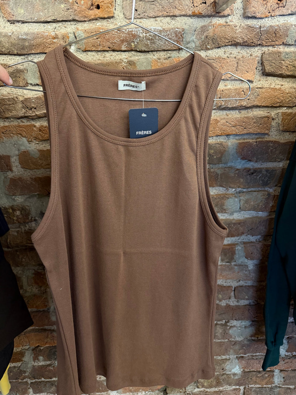Feria · Musculosa algodon marron
