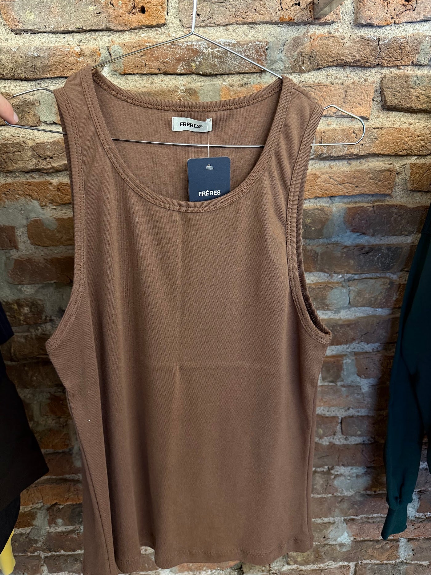 Feria · Musculosa algodon marron