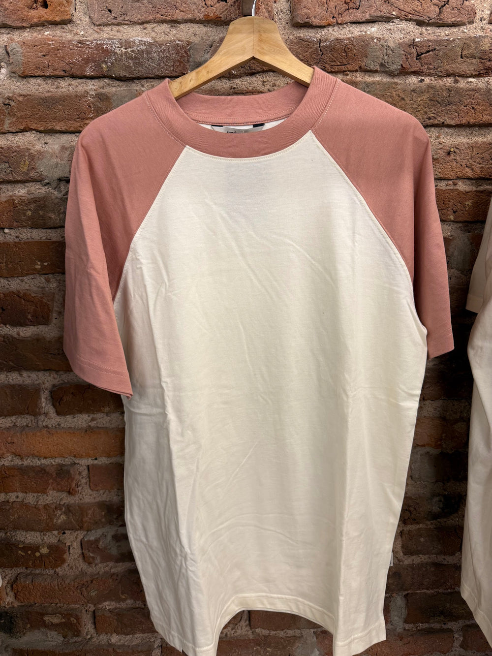 Feria · Remera raglan salmon