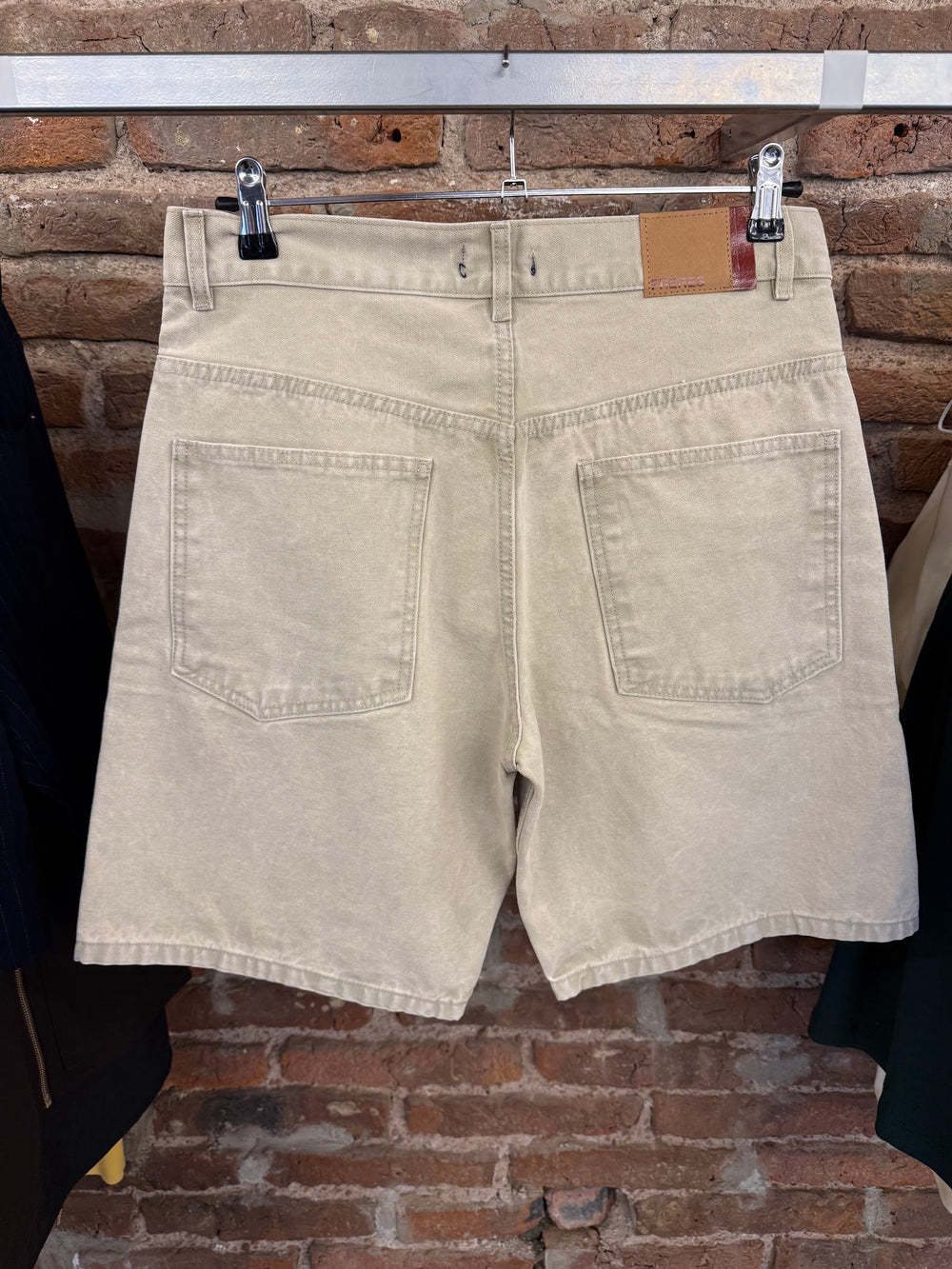 Feria · Bermuda de jean crema