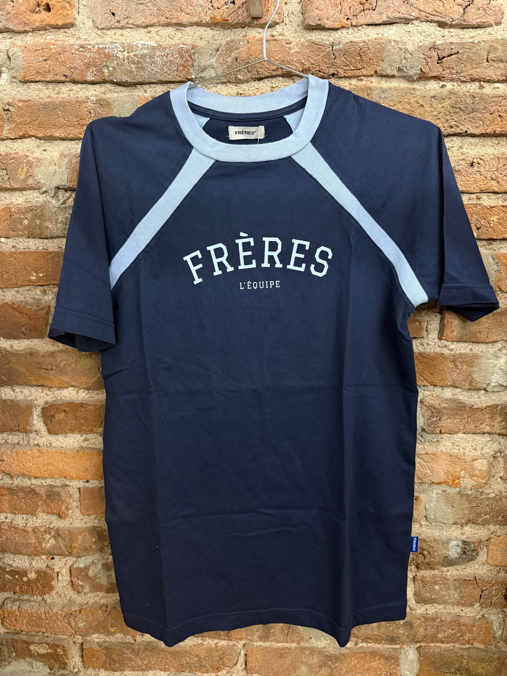 Feria · Remera raglan cauce azul