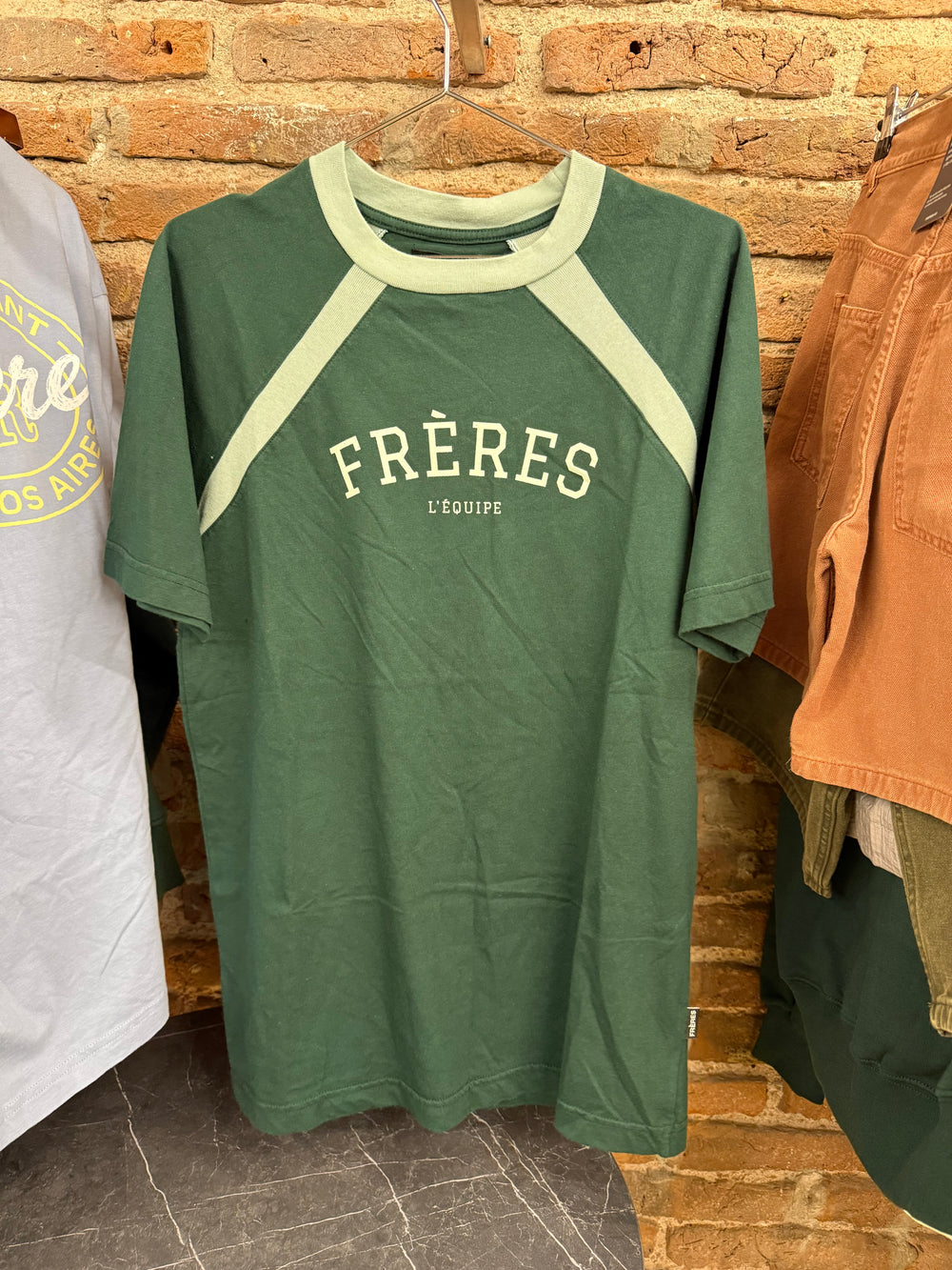 Feria · Remera raglan cauce verde