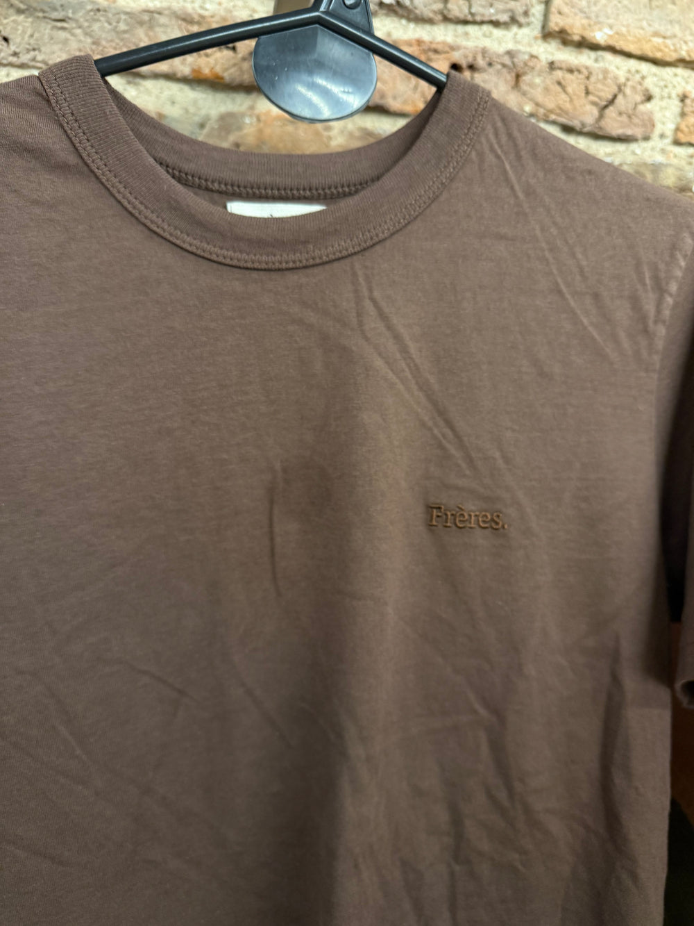 Feria · Remera regular marrón — con falla