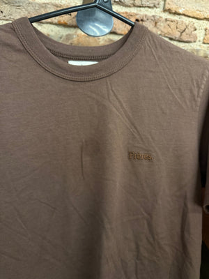 Feria · Remera regular marrón — con falla