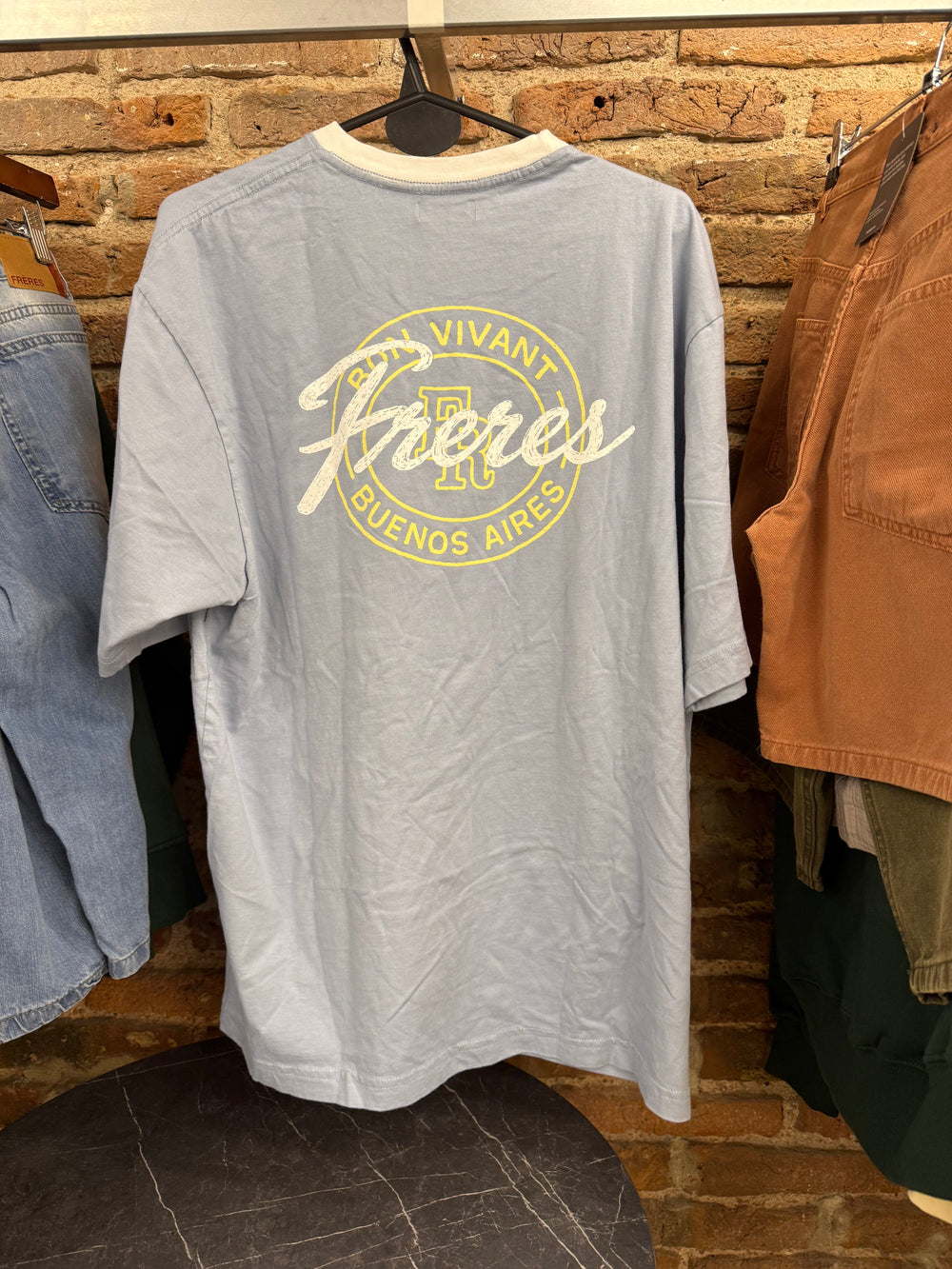Feria · Remera over sello celeste