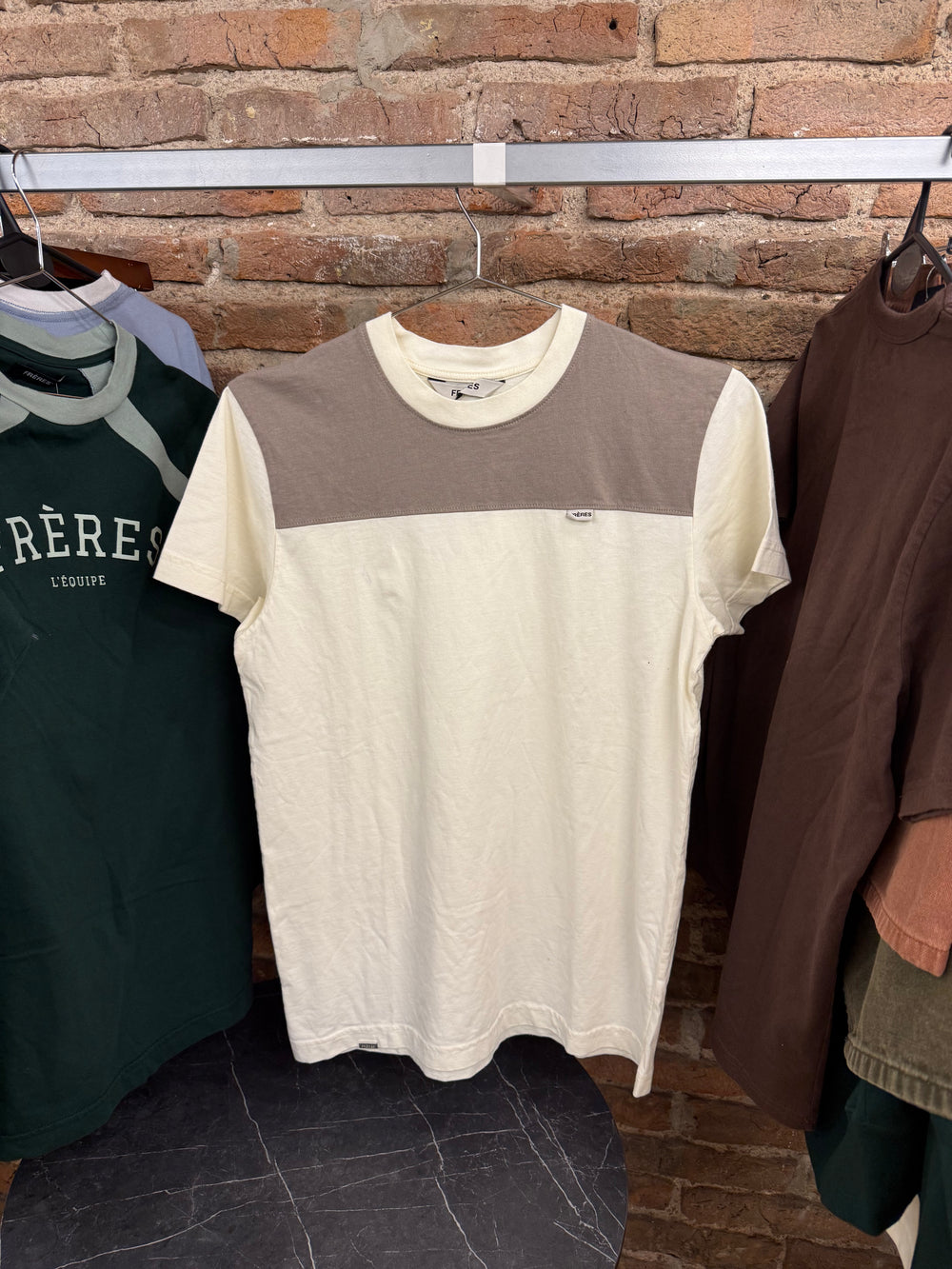Feria · Remera horizonte visón — con falla